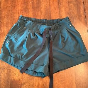 Lululemon Spring Breakaway Shorts green size 6.